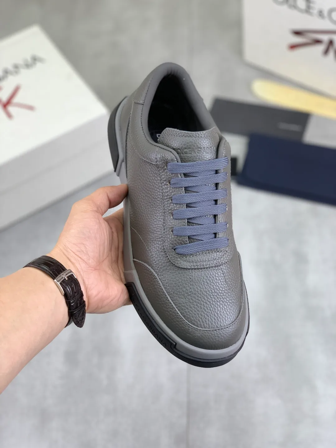 Men's shoes 💰P520 new model (DG-Dolce & Gabbana) latest popular 🔥🔥casual shoes, with brand signature details on the tongue, imported first-layer pebbled cowhide fabric, fashionable and versatile, can add luster to various looks. Create an exquisite design with unique dynamic vitality and modern atmosphere, showing modern elegance. Size: 38-44 (45 46 customized) Color: 4️⃣ colors available